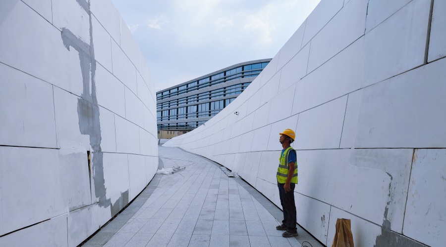 東莞大灣區(qū)大學GRC幕墻板火熱施工中